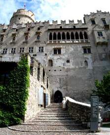 Castello del Buonconsiglio (Trento)
Fu la residenza del Principe-Vescovo di Trento, attualmente ospita delle mostre periodiche ma conserva parte dell'arredamento originale. Importante come esempio della pittura del Gotico Internazionale è Torre Aquila con il suo ciclo dei mesi.
Durante la I Guerra Mondiale vi fu ucciso il patriota Cesare Battisti.